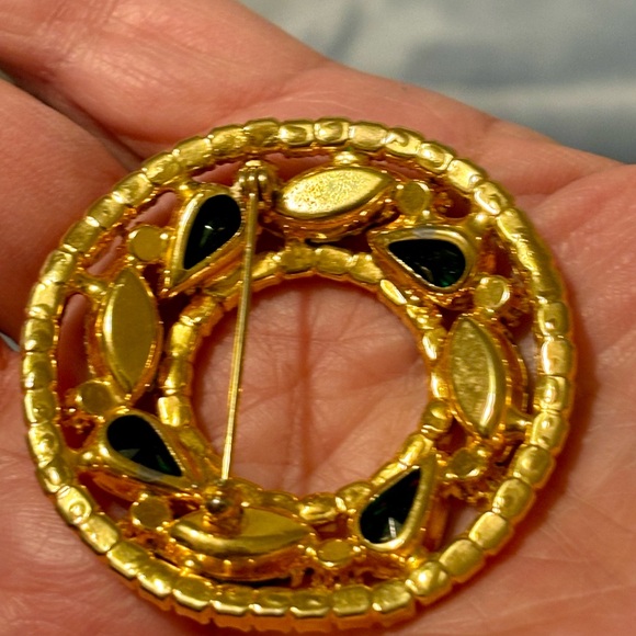 Vintage gold tone circular wreath Brooch with Green/white rhinestones. - Picture 6 of 13